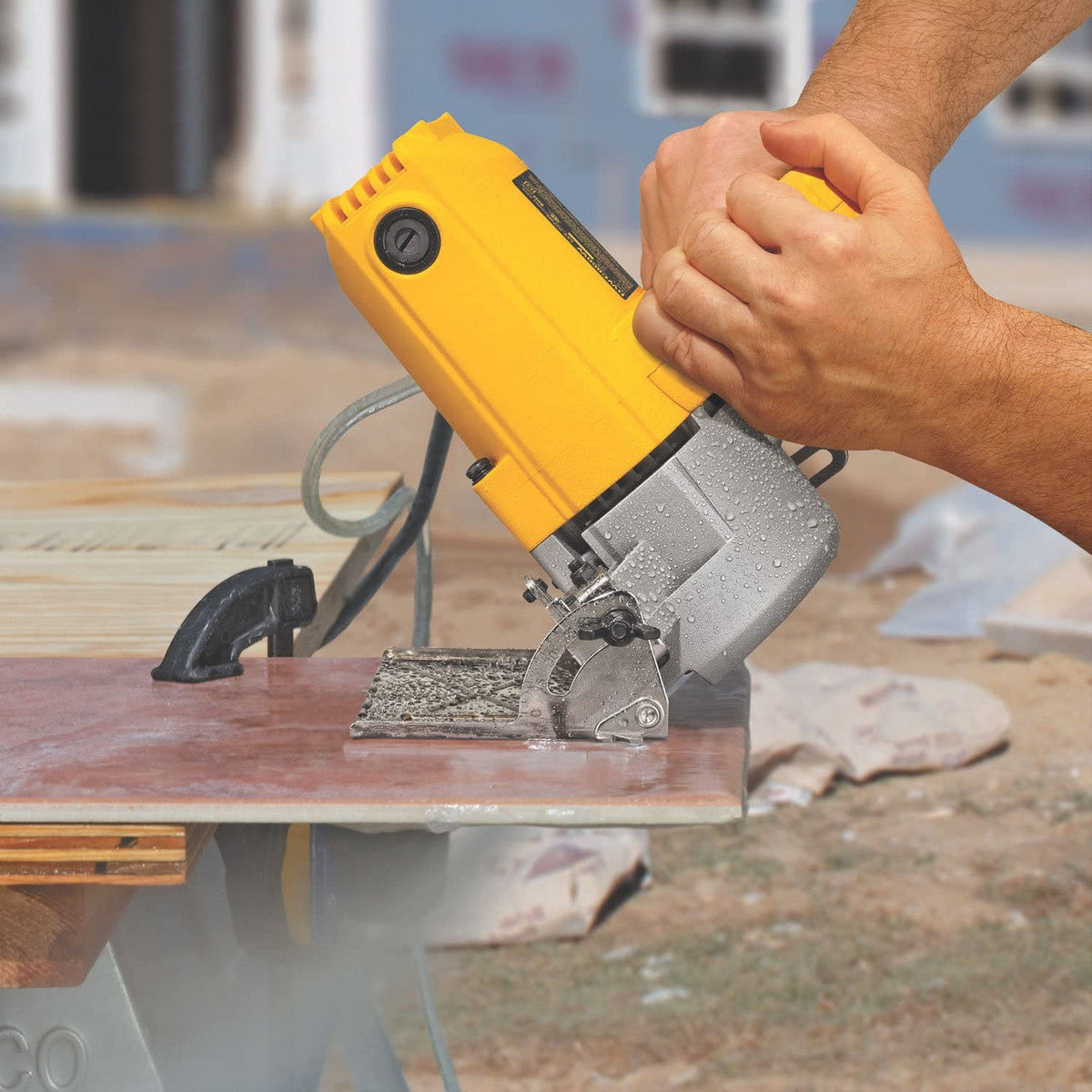 DeWalt DWC860W 4-3/8 inch Wet/Dry Handheld Tile Cutter
