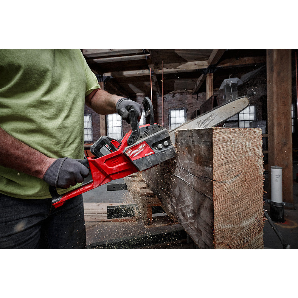 Milwaukee 2727-21HD M18 FUEL 16 Chainsaw cutting wood