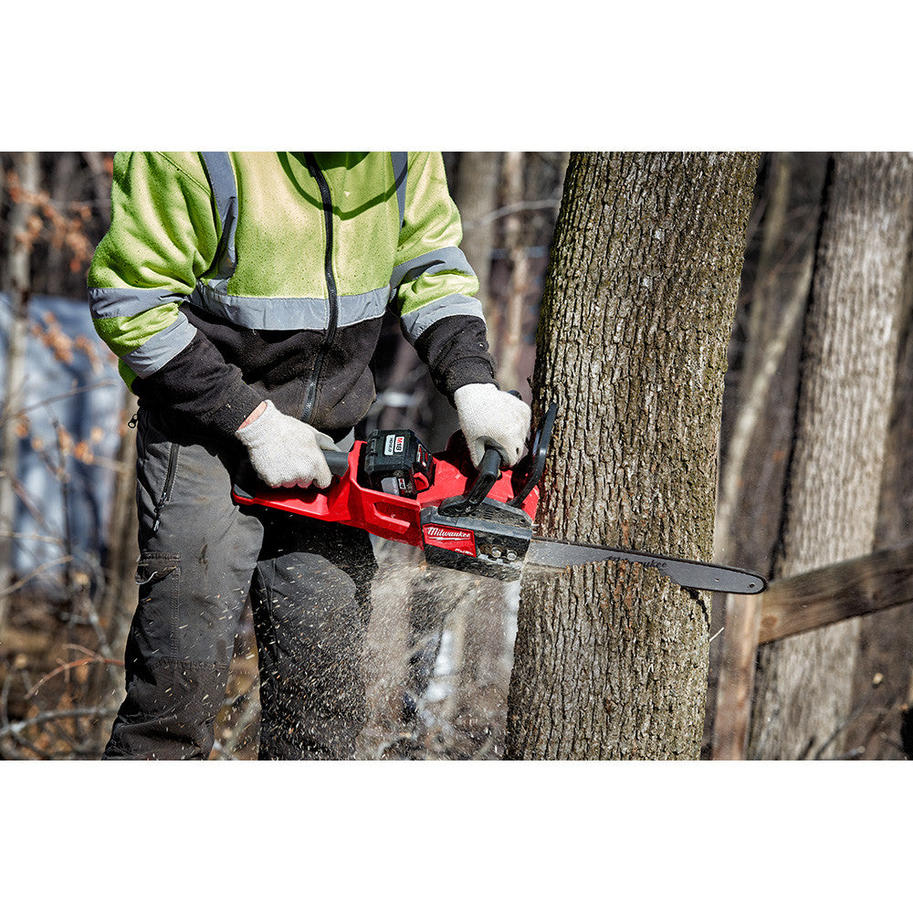 Milwaukee 2727-21HD M18 FUEL 16 Chainsaw cutting wood
