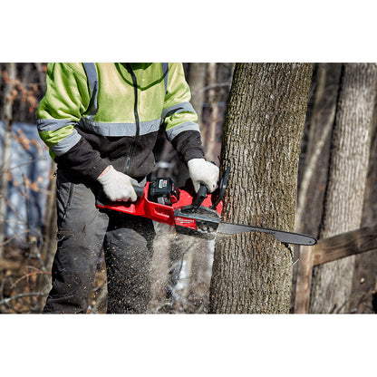 Milwaukee 2727-21HD M18 FUEL 16 Chainsaw cutting wood