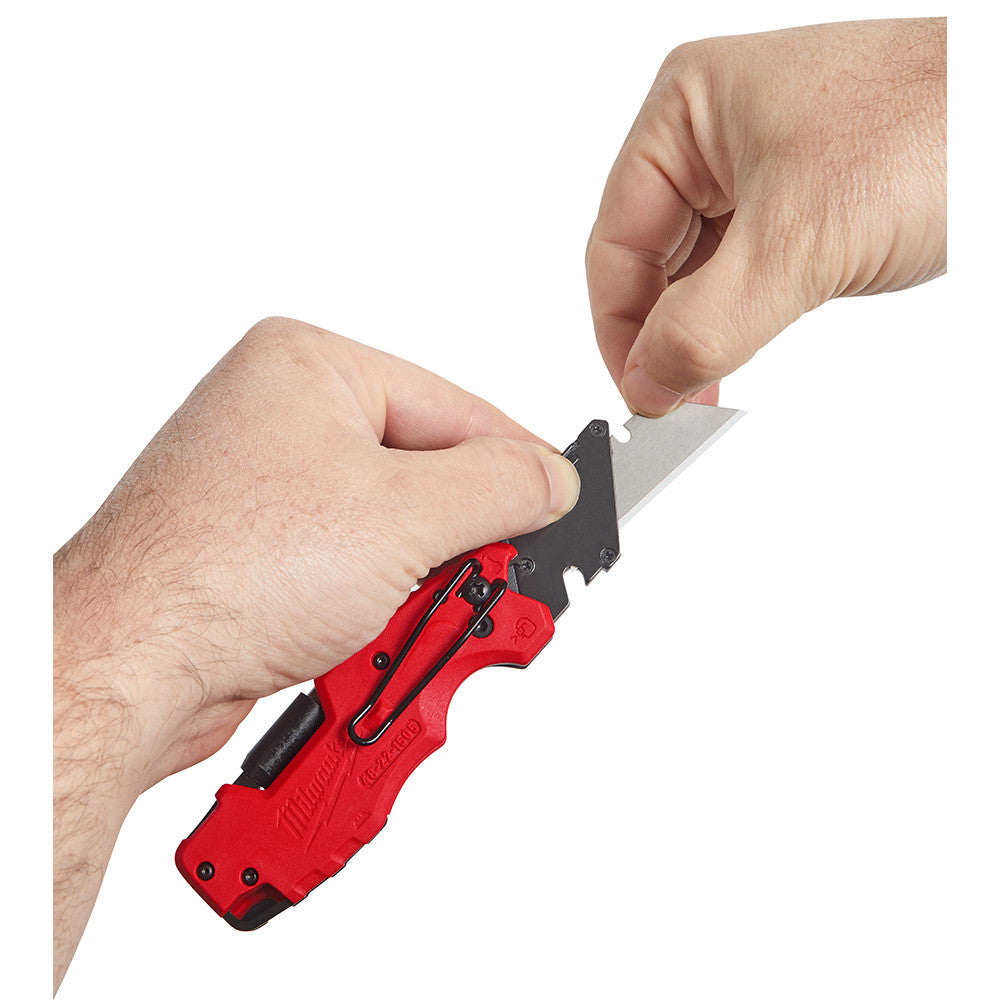 Milwaukee 48-22-1505 FASTBACK 6-In-1 Folding Utility Knife showing blade change on the fly