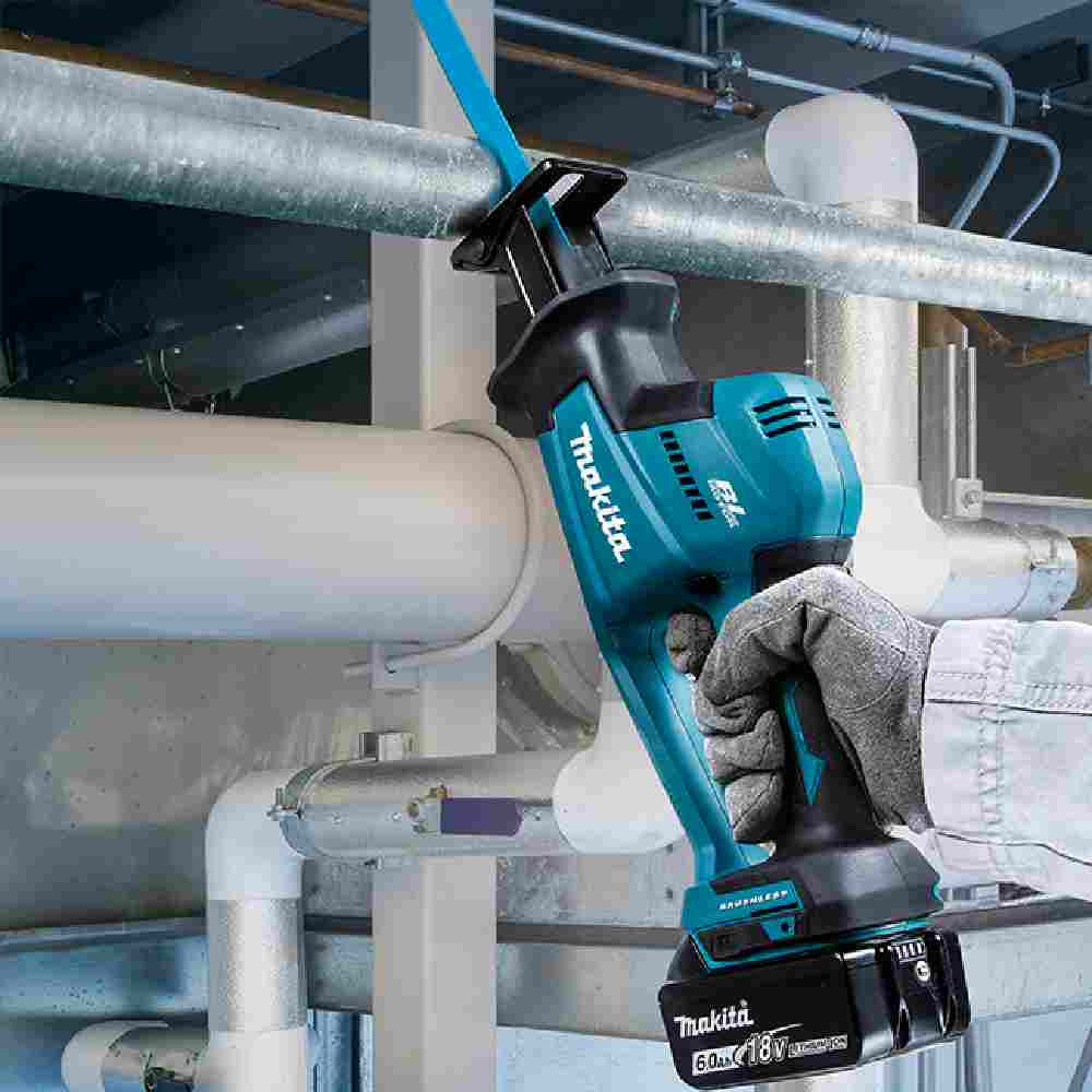 Makita DJR189Z 18V LXT Cordless Brushless Reciprocating Saw  (Tool Only) making a vertical cut (Tool Only)