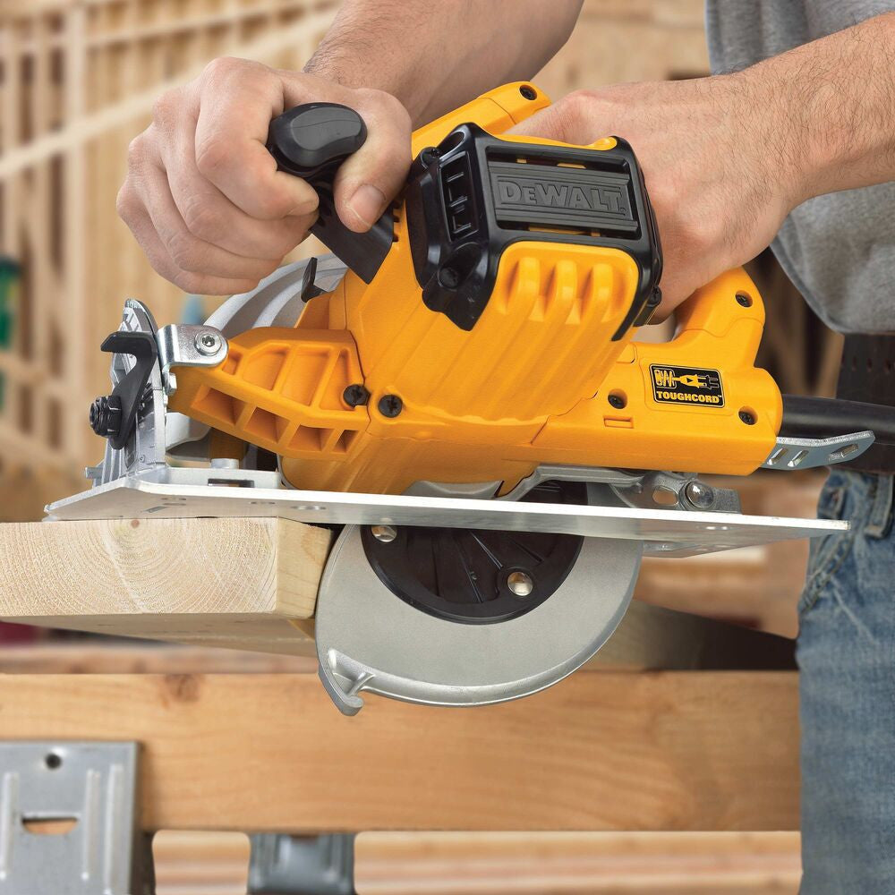 DeWalt DWE575 7 1/4 Inch Lightweight Circular Saw