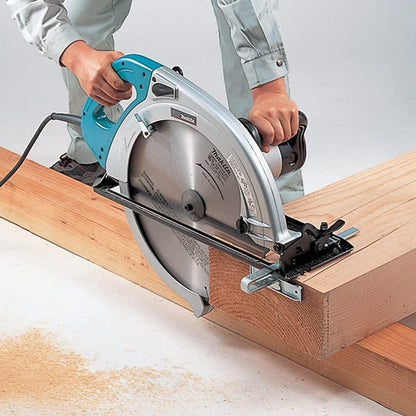 Makita 5402NA 15 Amp 16-5/16 inch Circular Saw cutting wood