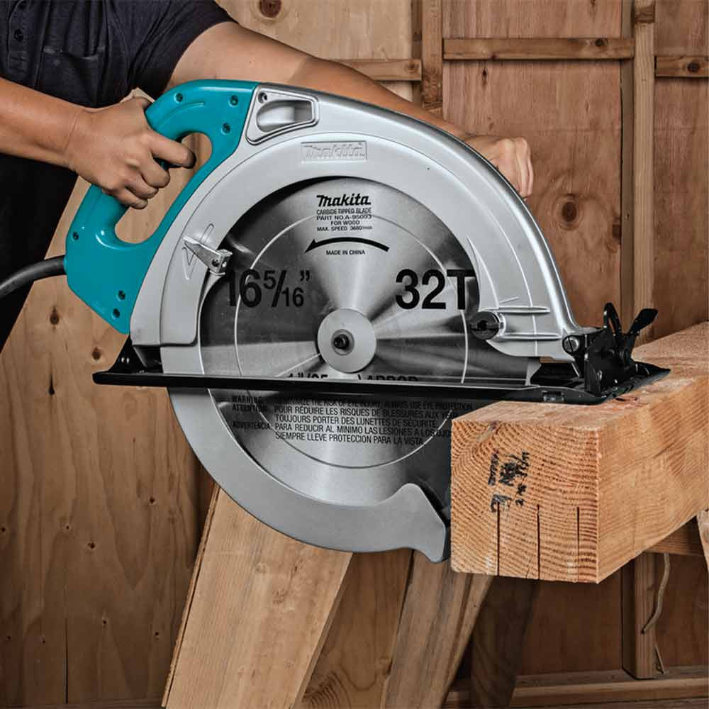 Makita 5402NA 15 Amp 16-5/16 inch Circular Saw cutting wood