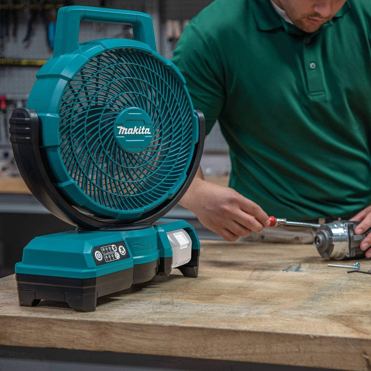 Makita DCF203Z 9 inch Cordless or Corded Jobsite Fan (Tool Only) blowing