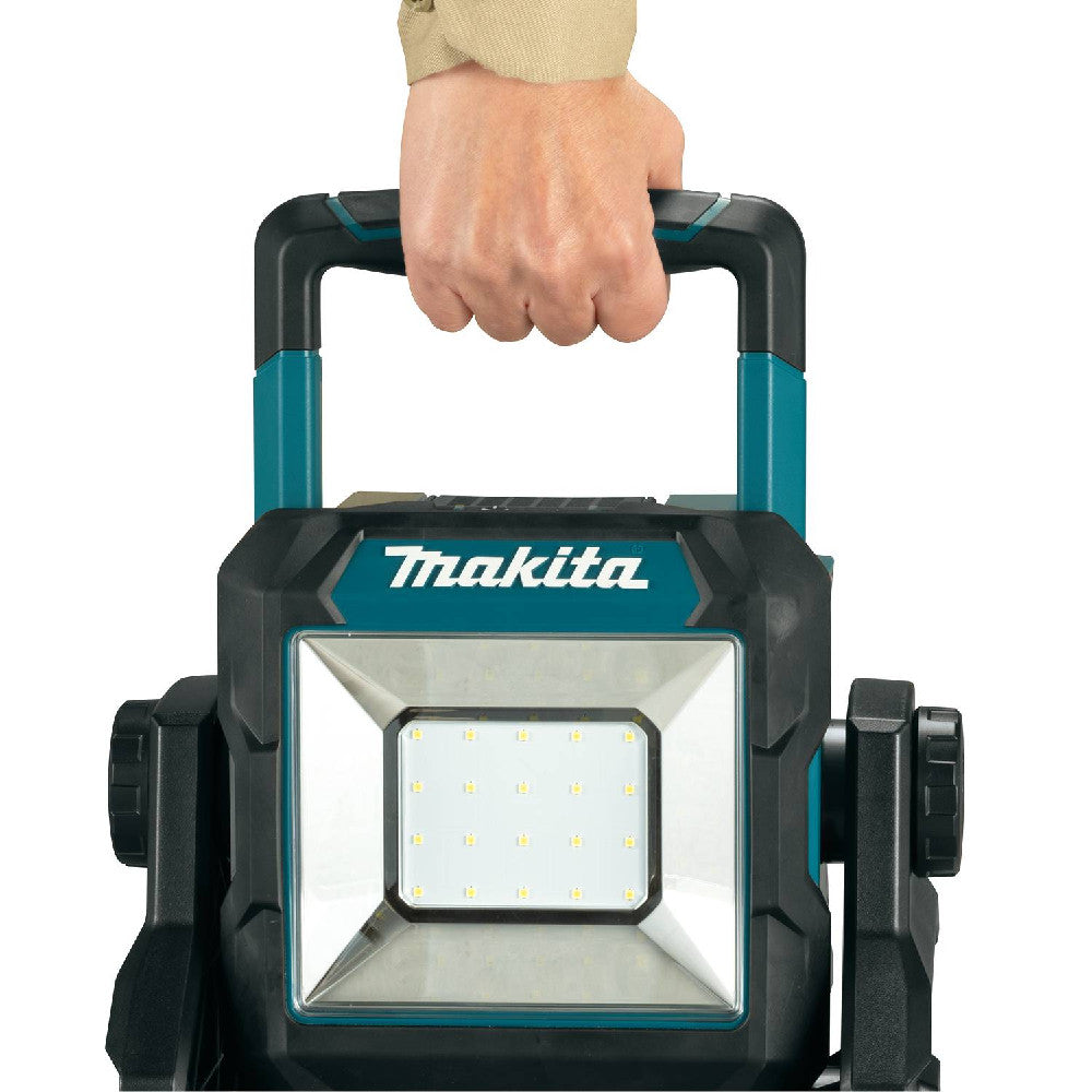 Makita ML003G 18V LXT / 40V MAX XGT Cordless 1,100 Lumen LED Worklight (Tool Only) showing light being carried with integrated handle