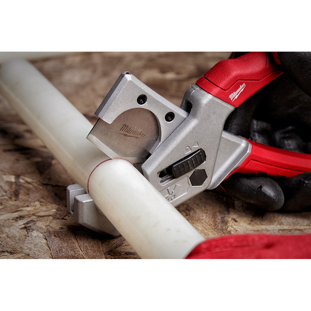 Milwaukee 48-22-4204 1 inch Tubing Cutter cutting pipe