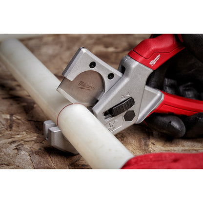 Milwaukee 48-22-4204 1 inch Tubing Cutter cutting pipe