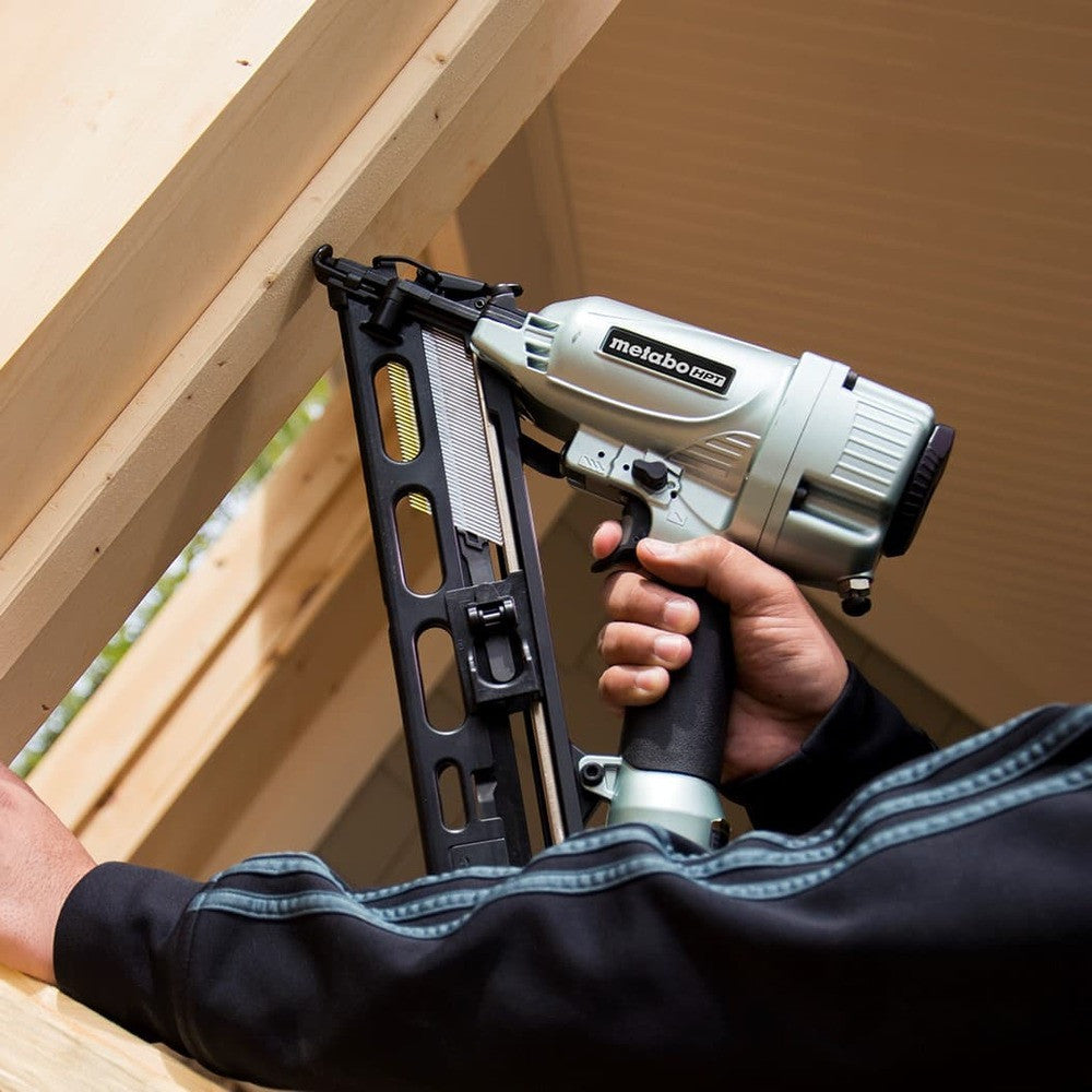 Metabo HPT NT65MA4 15-Gauge 2-1/2 inch Angled Finish Nailer with Air Duster