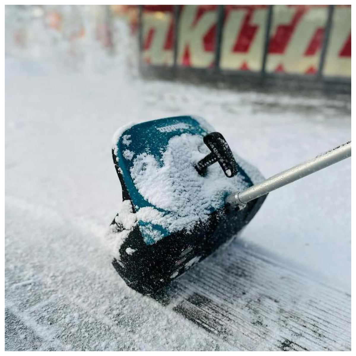 Makita SN400MP attachment covered with snow after use